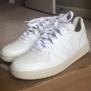 NWT Veja V-10 Extra White V-10 Size 39